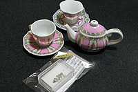 今回買ったのは、陶器の茶器セット、銀ブローチのみ。